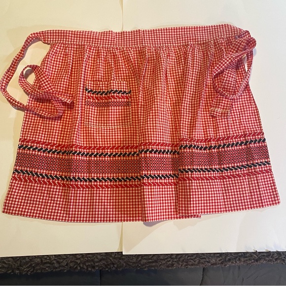 Beautiful handmade vintage apron with embroidery GUC, total length 76” lovely - Picture 3 of 4